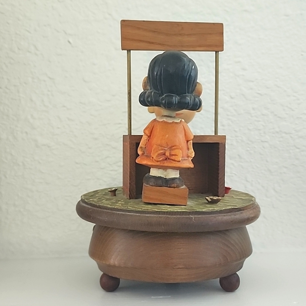 Anri Vintage Peanuts Music Box Charlie Brown Lucy Psychiatric Help 1968 - Picture 4 of 5